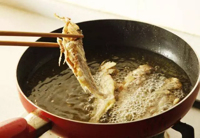 這樣炸小魚無骨無刺,酥脆可口,寶寶常吃身體好,體虛多病要多吃!