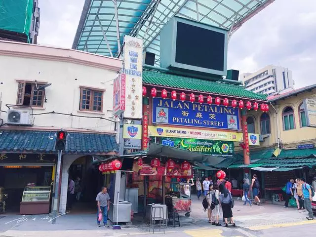 亞洲最「奇怪」的國家,至少要會三種語言才能生活下去,你怕嗎?