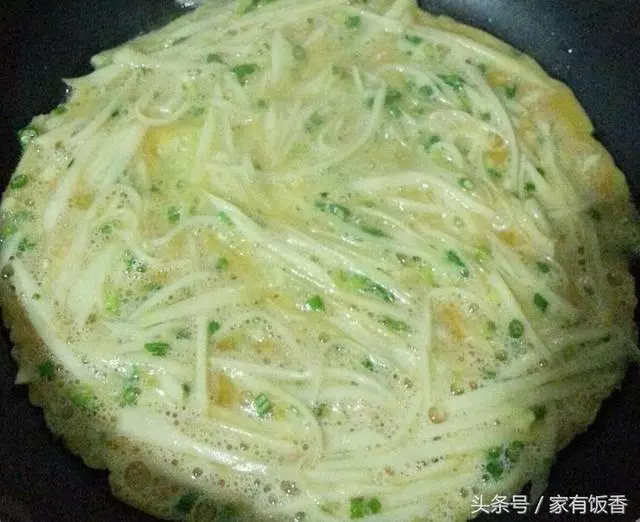 好吃吃不夠，土豆絲雞蛋餅，簡單又好做，10分鐘就上桌
