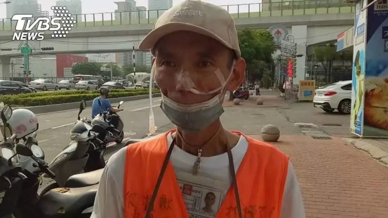 他抗癌用盡積蓄 插著鼻胃管賣花:我想活下去