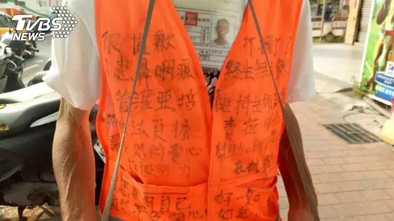 他抗癌用盡積蓄 插著鼻胃管賣花:我想活下去