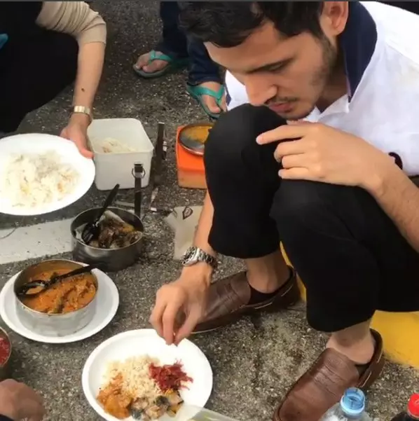 大馬拿督外國度假,被餐廳趕出門外,帶孩子蹲路邊吃飯,網民:顧一顧大馬人的臉!