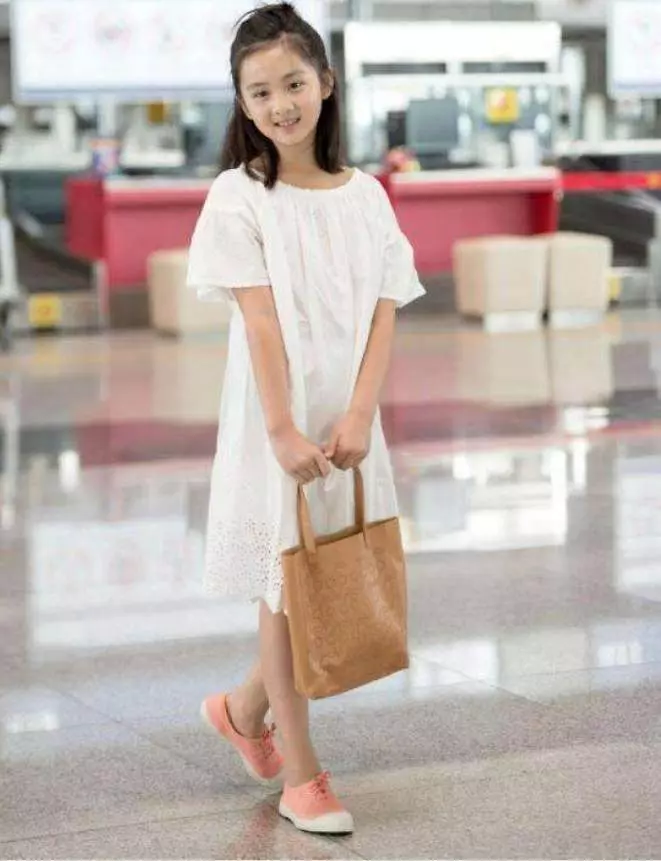 王菲女兒整容成功, 機場秀比黃磊女兒還吸晴, 網友: 比原來漂亮!