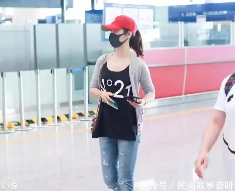 43歲林心如懷二胎, 大腹便便驚現機場, 霍建華不見人影!