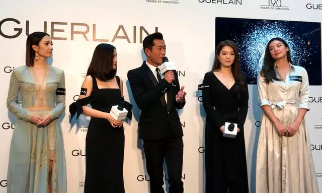 樂基兒出席活動,比身邊的古天樂還要壯,胖得腰都不見了