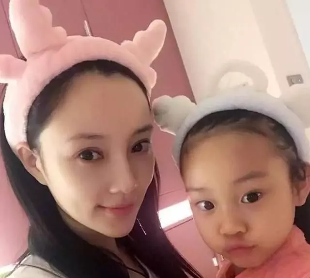女星生完孩子大變化,昆凌變老了,李小璐變美了,她變得認不出!