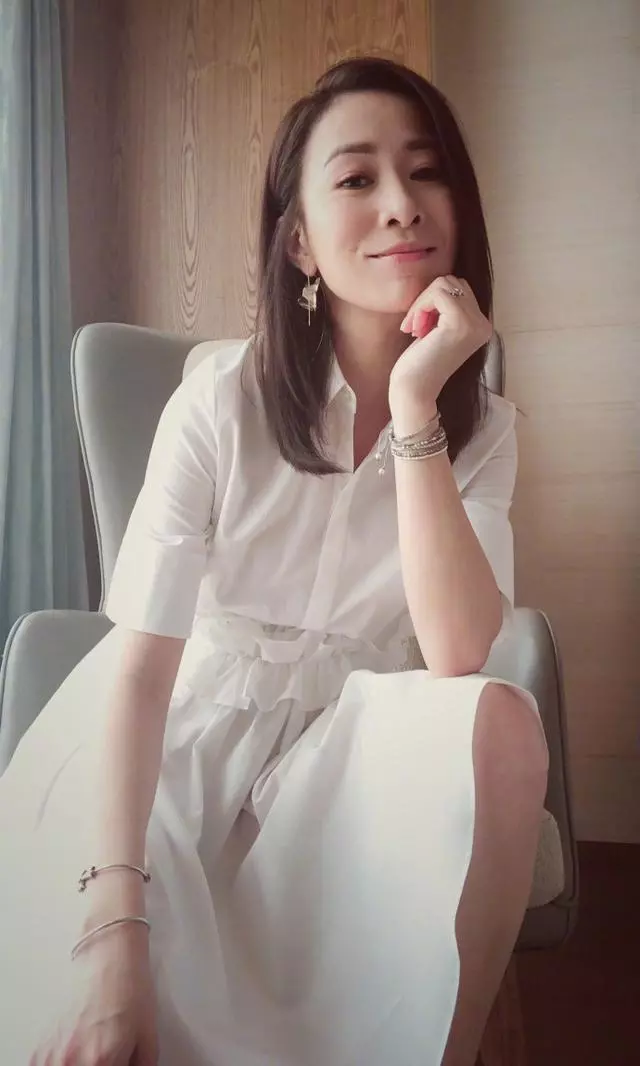 43歲佘詩曼亮相機場,走路優雅如「嫻妃」!原來她私底下這麼會穿