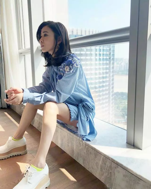 43歲佘詩曼亮相機場,走路優雅如「嫻妃」!原來她私底下這麼會穿