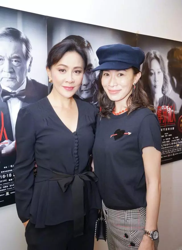 43歲佘詩曼亮相機場,走路優雅如「嫻妃」!原來她私底下這麼會穿