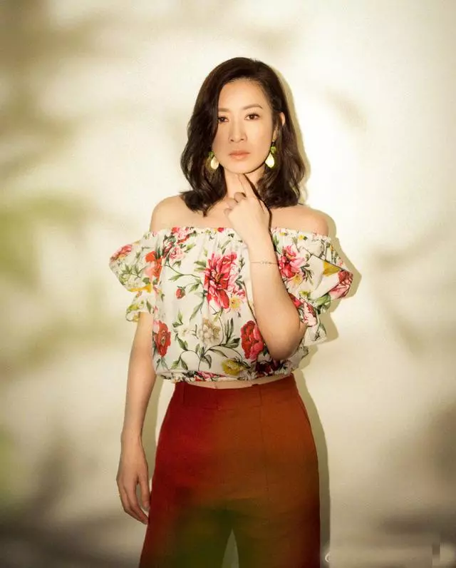 43歲佘詩曼亮相機場,走路優雅如「嫻妃」!原來她私底下這麼會穿