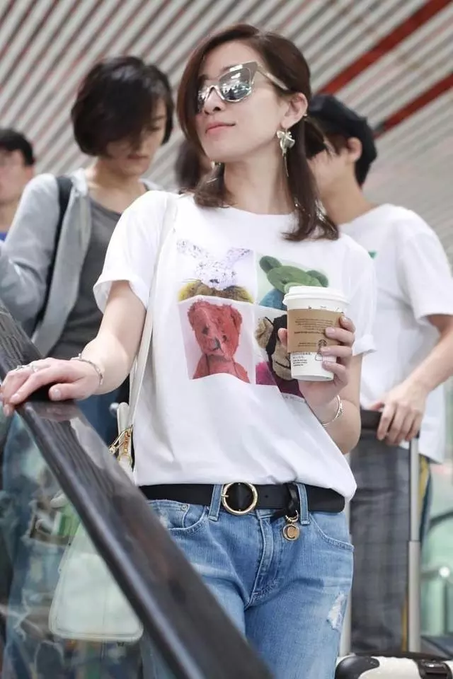43歲佘詩曼亮相機場,走路優雅如「嫻妃」!原來她私底下這麼會穿