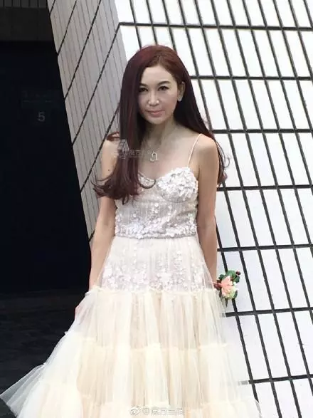 51歲溫碧霞出席活動,讓助理全程跪著打傘,沒教養的本質暴露了!