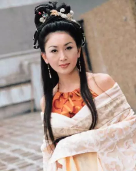 51歲溫碧霞出席活動,讓助理全程跪著打傘,沒教養的本質暴露了!