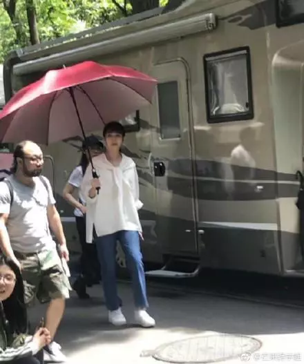 51歲溫碧霞出席活動,讓助理全程跪著打傘,沒教養的本質暴露了!
