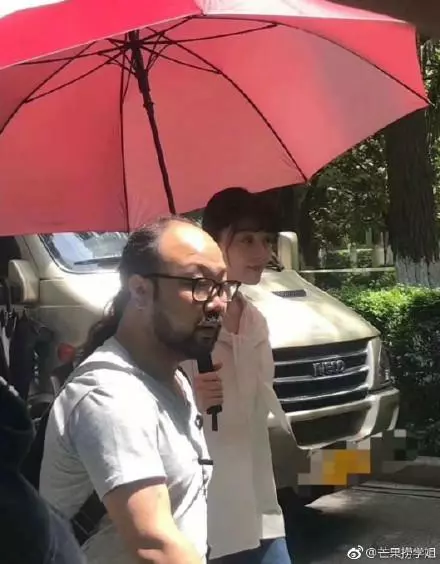 51歲溫碧霞出席活動,讓助理全程跪著打傘,沒教養的本質暴露了!