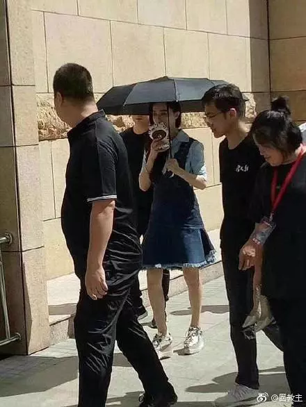 51歲溫碧霞出席活動,讓助理全程跪著打傘,沒教養的本質暴露了!