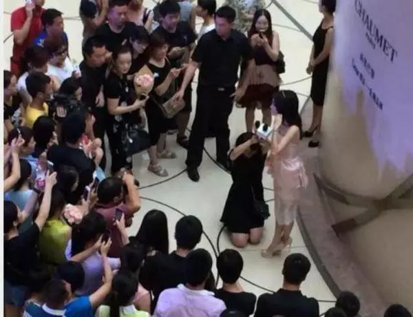 51歲溫碧霞出席活動,讓助理全程跪著打傘,沒教養的本質暴露了!