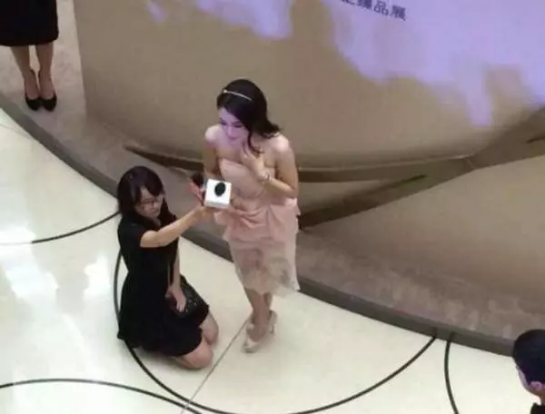 51歲溫碧霞出席活動,讓助理全程跪著打傘,沒教養的本質暴露了!