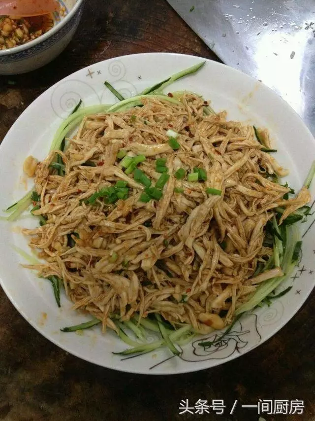 我們家特受歡迎的一道涼拌菜,營養豐富又健康,吃著十分過癮,減肥的都不怕胖!