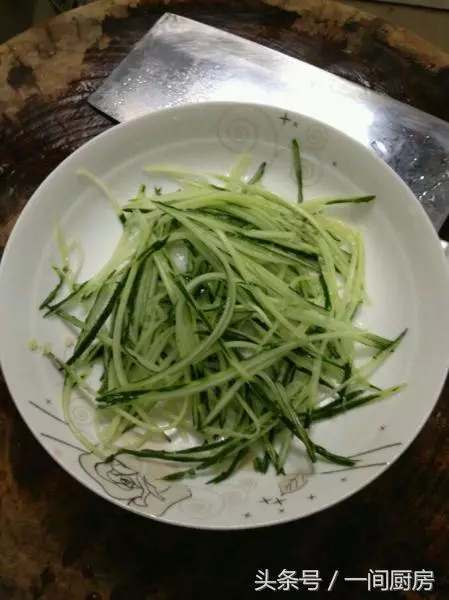我們家特受歡迎的一道涼拌菜,營養豐富又健康,吃著十分過癮,減肥的都不怕胖!