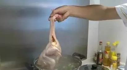 白切雞怎樣做才能皮脆肉嫩、鮮美多汁呢?大廚教你1招,分分鐘就能做出星級酒店的味道!