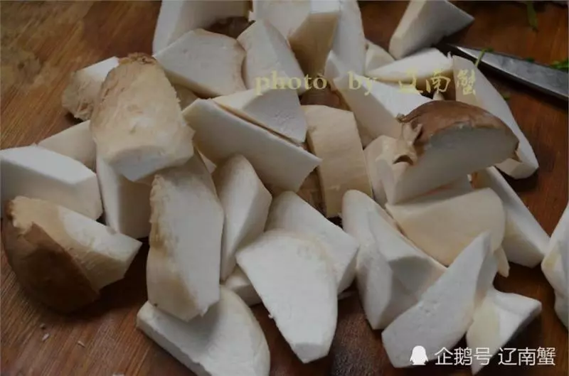 杏鮑菇的超簡單做法,又鮮又香,比肉的口感還要好,上桌迅速被吃光。