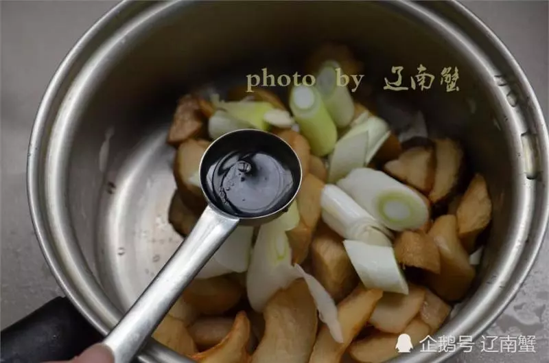 杏鮑菇的超簡單做法,又鮮又香,比肉的口感還要好,上桌迅速被吃光。