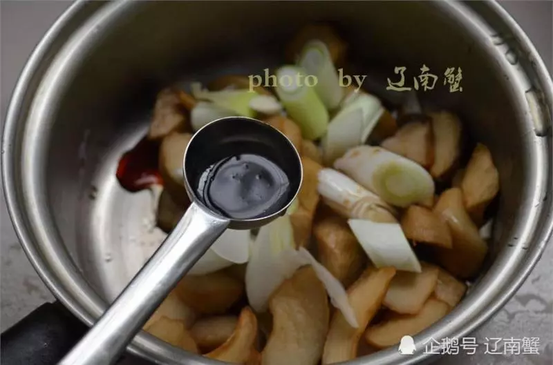 杏鮑菇的超簡單做法,又鮮又香,比肉的口感還要好,上桌迅速被吃光。