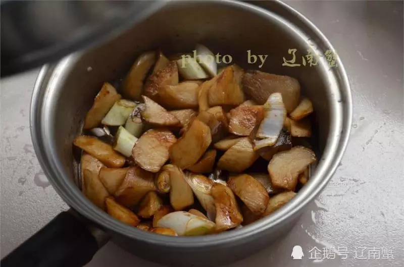 杏鮑菇的超簡單做法,又鮮又香,比肉的口感還要好,上桌迅速被吃光。