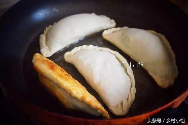 最好吃的韭菜盒子,表皮金黃酥脆、內陷清香細嫩,皮薄餡多不露餡,香的不得了!