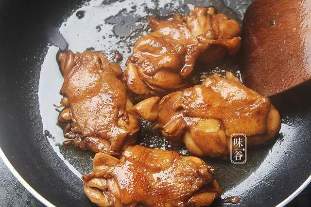 雞腿這樣做才好吃,醬汁濃郁,兒子隔幾天就要吃一次,連汁都不剩!