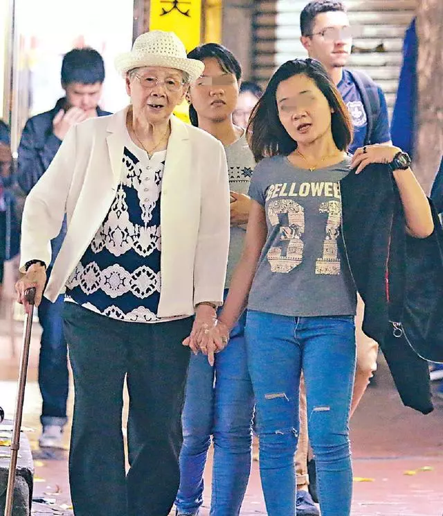 95歲梅艷芳媽媽排場大,網友吐槽:還不是靠女兒遺產!