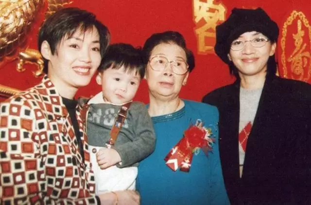 95歲梅艷芳媽媽排場大,網友吐槽:還不是靠女兒遺產!