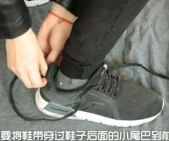 連這個也不知道?! 鞋子後面的『小尾巴』有超多用處,最後一個只有10%的人想到!