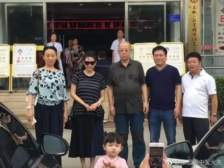 還是敵不過歲月!凍齡女神邱淑貞大素顏臉腫看醫生?魚尾紋飛出來網驚:女神老了~