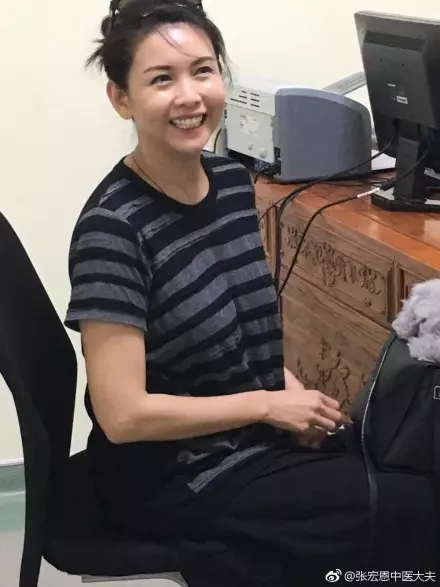 還是敵不過歲月!凍齡女神邱淑貞大素顏臉腫看醫生?魚尾紋飛出來網驚:女神老了~