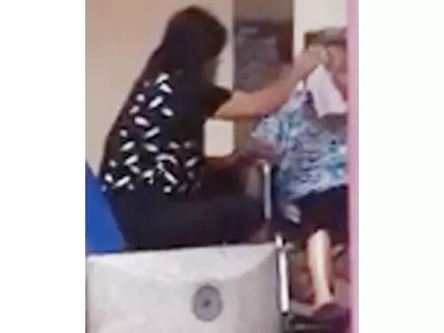 女傭公然狠拍阿嬤頭 鄰居女傭手機全記錄