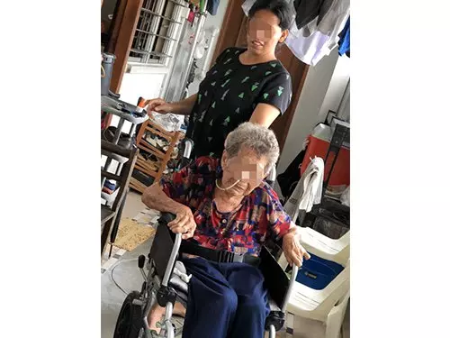 女傭公然狠拍阿嬤頭 鄰居女傭手機全記錄