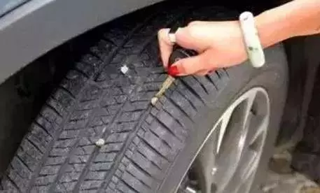 - 三秒知識點:輪胎上的石子要不要摳?