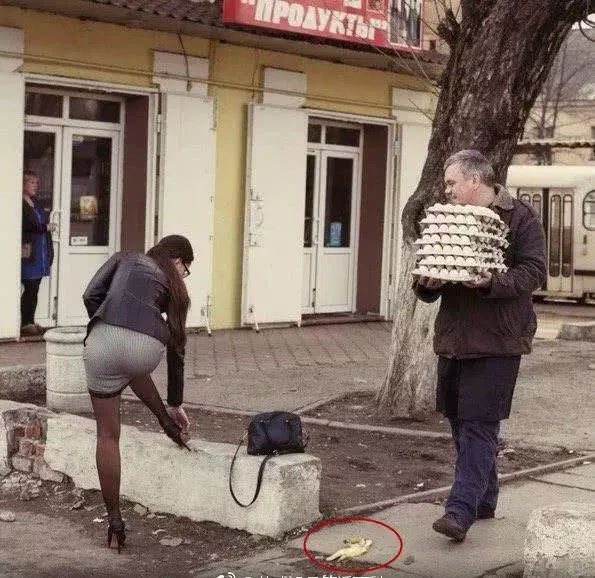 搞笑GIF:逗逼的女朋友,你乾的壞事讓男朋友發現了
