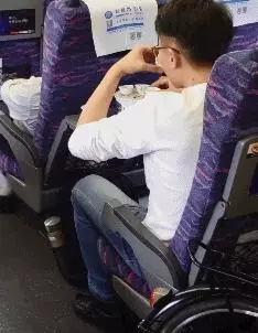搞笑GIF:逗逼的女朋友,你乾的壞事讓男朋友發現了