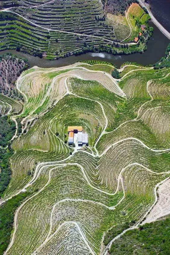 有個歐洲國家,比德國景美,比西班牙便宜,愛旅行者不得不去哦!它是....