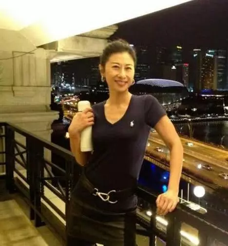 56歲葉倩文近況曝光,顏值保鮮氣質佳,與老公林子祥差距很大!