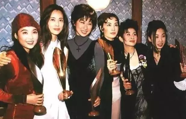 56歲葉倩文近況曝光,顏值保鮮氣質佳,與老公林子祥差距很大!
