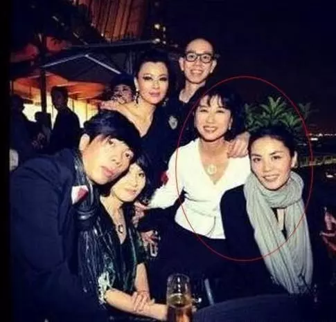 56歲葉倩文近況曝光,顏值保鮮氣質佳,與老公林子祥差距很大!