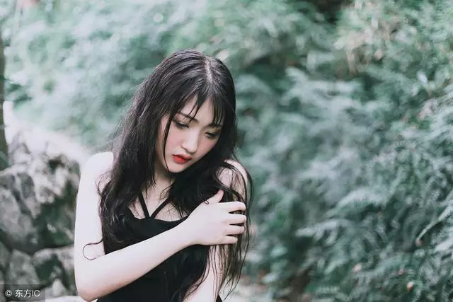 遠嫁三年後回娘家住幾天,門外聽到父母對話,讓我很心寒