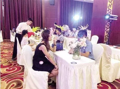 難看同事陪我相親,他看上我丑對象我讓給他,他們結婚那天我傻了