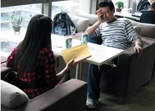 難看同事陪我相親,他看上我丑對象我讓給他,他們結婚那天我傻了