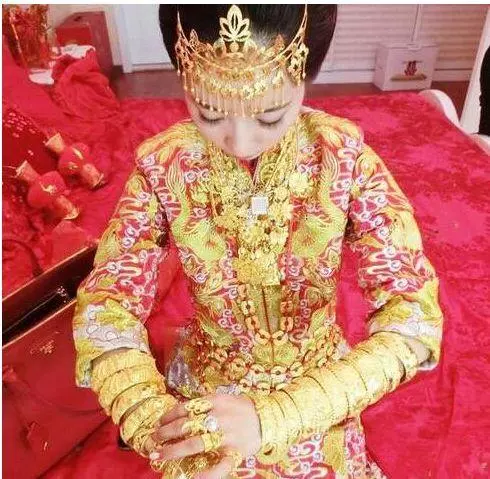 難看同事陪我相親,他看上我丑對象我讓給他,他們結婚那天我傻了