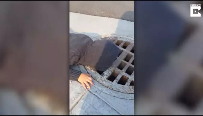 女兒趴水溝蓋問「可以下去跟他們玩嗎」,媽媽走近一看「眼前超驚悚景象」嚇得帶女兒秒逃跑!